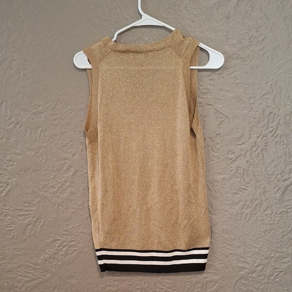 IPEKYOL Wome's Gold V-Neck Top. - Picture 6 of 7